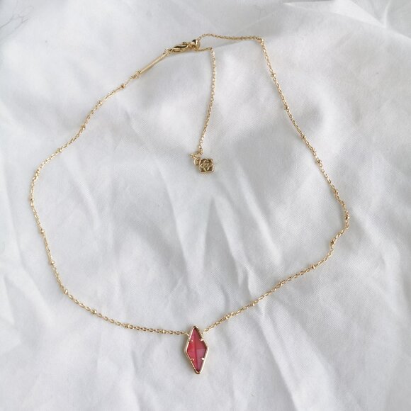 Kendra Scott Kinsley Raspberry Illusion Gold Short Pendant Necklace - Picture 3 of 5